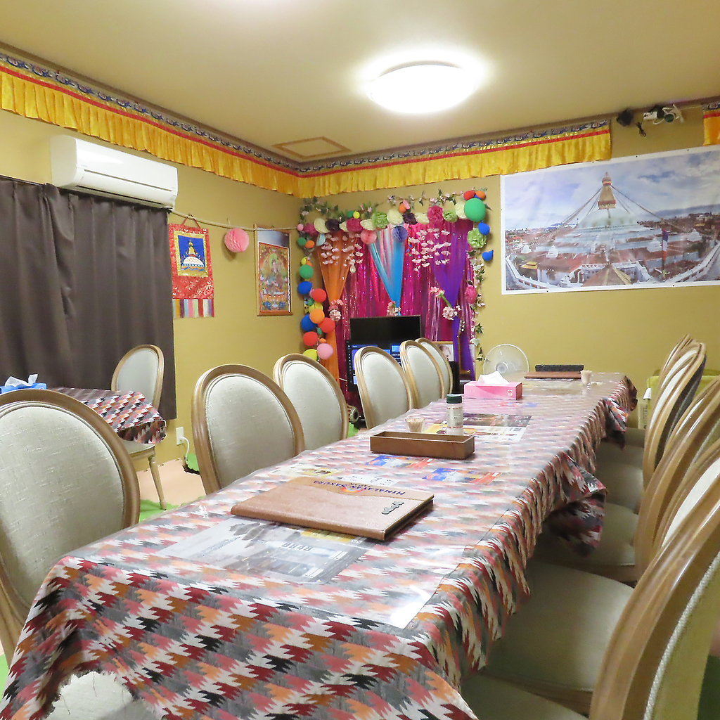 【2階】広々としたテーブル席とソファ席。友人や家族との楽しい時間にオススメ！貸切にも対応中です