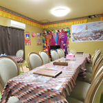 【2階】広々としたテーブル席とソファ席。友人や家族との楽しい時間にオススメ！貸切にも対応中です