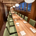 【最大54名様までのご宴会可能】小人数様から大人数様まで様々なシーンに対応しております。お料理やお酒を心ゆくまで楽しんでいただける空間となっておりますので、是非お席のこだわりを感じながら、至福の時間をお過ごしください。
