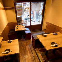 ワイワイ楽しい雰囲気の1階席♪4名様テーブル×2、2名様テーブル×1、カウンター席×4計14名様で1階フロア貸し切りも可◎