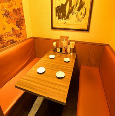 【2階】4名様専用のテーブル席を1卓ご用意しております。温かみのあるソファー席に囲まれた落ち着いた空間で、周りを気にせずゆったりとお食事をお楽しみいただけます。