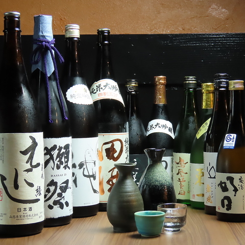 温度変化で楽しむ燗酒、豊富な種類の日本酒を自慢の魚料理と味わう居酒屋