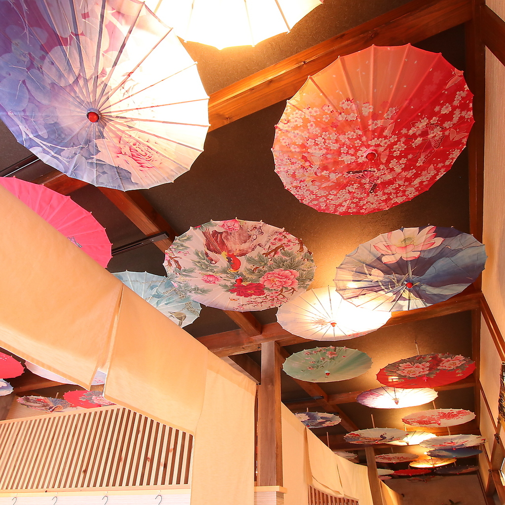 百花繚乱！店内の天井には、色とりどりの花が咲き乱れるように美しい和傘の数々が飾られております♪