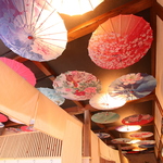 百花繚乱！店内の天井には、色とりどりの花が咲き乱れるように美しい和傘の数々が飾られております♪
