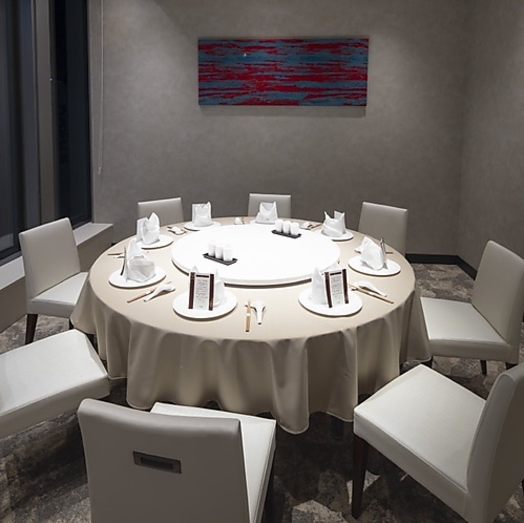 8名様でご利用いただける円卓個室があります！こちらのお席からも夜景が一望できます♪