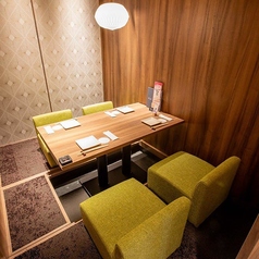 【4名様用 掘りごたつ席】足を伸ばしてゆったり寛げる掘りごたつ席をご用意しております。ご家族様でのご利用にもおすすめのお席です。日本酒をはじめとした種類豊富なお酒と共に、当店こだわりの本格料理をご堪能ください。