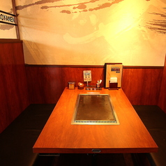 少人数での利用に最適なテーブル席をご用意。気軽に立ち寄れる雰囲気で、友人同士の食事や仕事帰りの利用にもおすすめです。