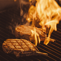 【旨味が弾ける、骨付きグリル】