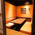 2名～4名様用テーブル席。落ち着いた店内空間にあるテーブル席は個室ではなくとも、ゆったりとお食事を楽しむことが可能です。飲み放題付コースや美味しい逸品料理、種類豊富なドリンクをご用意してお待ちしております。