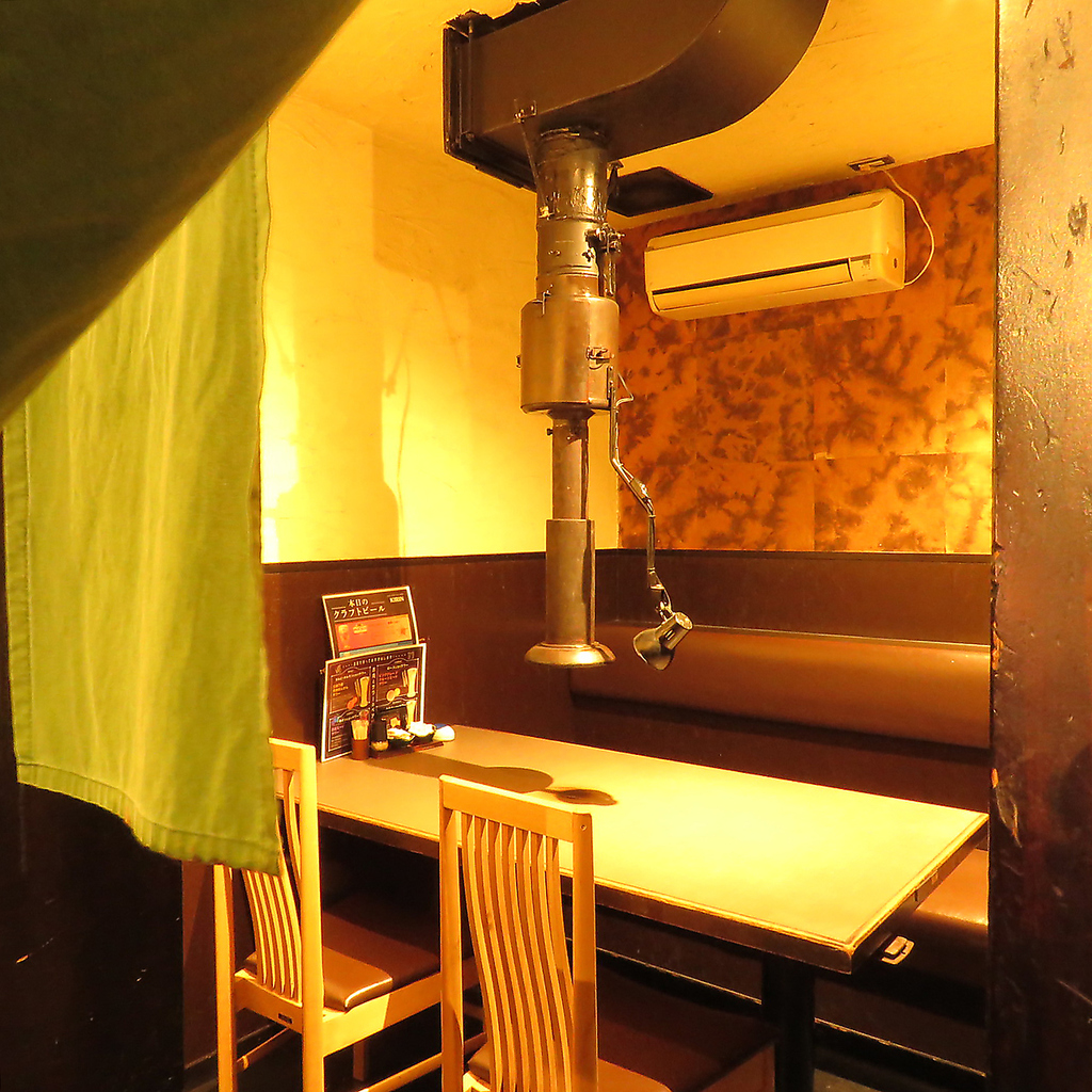 煙たさゼロの空間で思いっきり楽しめる！店内は広めのテーブルでゆったりとお過ごしいただけます。