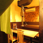 煙たさゼロの空間で思いっきり楽しめる！店内は広めのテーブルでゆったりとお過ごしいただけます。