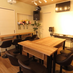 テーブル席ございます。ライブの迫力をご堪能ください。