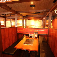 人数に応じて貸切利用も可能。仕切りを外して広く使えるため、宴会やグループでの集まりにも対応できます。