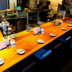 ライブ感溢れるコの字カウンターの店内で、本格炭火焼鳥をカジュアルに楽しめます。おひとりさまでも大歓迎となっております。