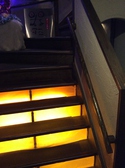 入口入ってエントランスの光る階段が目をひきます