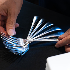 【着席コース】 最大20名　【ビュッフェ式、立食】 最大30名