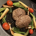 料理メニュー写真 低温調理した豊後牛ハンバーグ(焼き野菜付き)