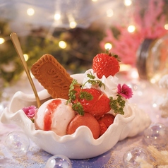 季節限定！！本日の苺とマスカルポーネクリーム シェルパフェ