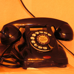 飾りじゃない！ダイヤル式黒電話！実際にご利用の際はスタッフまでお尋ねください。