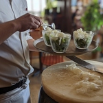 その場で削るチーズはフワフワで多くの方を魅了します☆