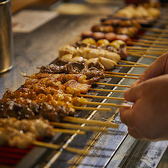 テーブル席を中心とし、会社の宴会や歓迎会、送別会などの団体利用にも最適です。店内は和を基調とした落ち着いた雰囲気で、プライベートな飲み会や女子会、デートなど、さまざまなシーンに対応可能です。駅から徒歩約2分というアクセスの良さも魅力の一つです。【高松 飲み放題 国産 焼鳥 焼き鳥 牛タン つくね】