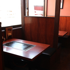 背もたれが高く周囲を気にせず過ごせるテーブル席。落ち着いた雰囲気で、ゆったりと食事や会話を楽しめるのが特徴です。