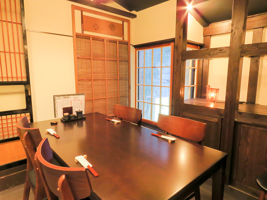 テーブル席は4人席と6人席をご用意しております。