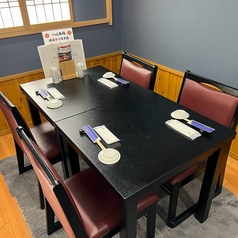 最大6名様までご利用いただける広々とした空間です。黒いテーブルと落ち着いた色調の椅子が組み合わさり、心地よい雰囲気を醸し出しています。プライベート感のあるお席で、友人や家族との楽しいひと時を過ごせますので、料理を囲みながら食事や会話を楽しむのにぴったりな場所です。