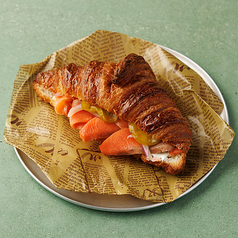 スモークサーモンとオニオン山葵クリームチーズのクロワッサン