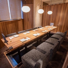 【10名様用 掘りごたつ席】会社宴会などにもおすすめの掘りごたつ席をご用意しております。正座が苦手な方でも安心の足を伸ばしてゆったり寛げるお席です。飲み放題付のご宴会コースも多彩にご用意しております！ぜひご利用ください。