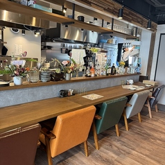 広々カウンター席あります。たまにはカウンターでしっぽりされてはどうでしょう。