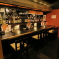 仕事帰りにさくっと一杯飲みたい時や、お一人様でも気軽に利用できるカウンター席をご用意しています。落ち着いた雰囲気の中で、ゆったりとした時間をお過ごしいただける空間です。静かにくつろぎながら、お酒と会話を楽しみたい方におすすめです。