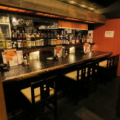 仕事帰りにさくっと一杯飲みたい時や、お一人様でも気軽に利用できるカウンター席をご用意しています。落ち着いた雰囲気の中で、ゆったりとした時間をお過ごしいただける空間です。静かにくつろぎながら、お酒と会話を楽しみたい方におすすめです。