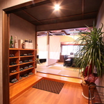 小上がりの奥には、さまざまなシーンにご対応可能なお席をご用意しております。女子会やお祝い事に◎