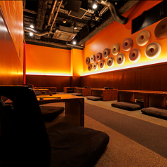 足を伸ばして寛ぐ、大人の隠れ家お座敷。出汁を囲む至福の団らんのひとときをお過ごしください。