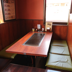 座敷タイプの掘りごたつ席は、お子様連れでも安心して利用可能。足を伸ばしてくつろげるため、家族での食事にも最適です。