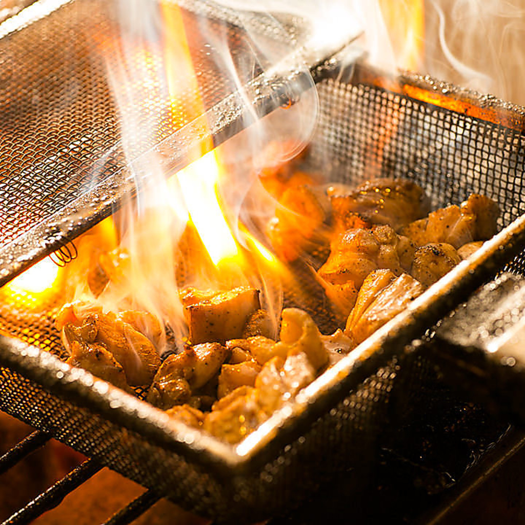 丹波地鶏を使用した豪快な炭焼きをご提供。旨味が強い丹波地鶏をぜひご賞味ください♪