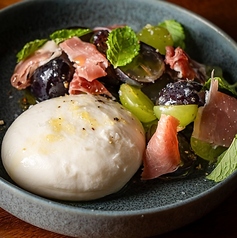 葡萄とブラータチーズのカプレーゼ