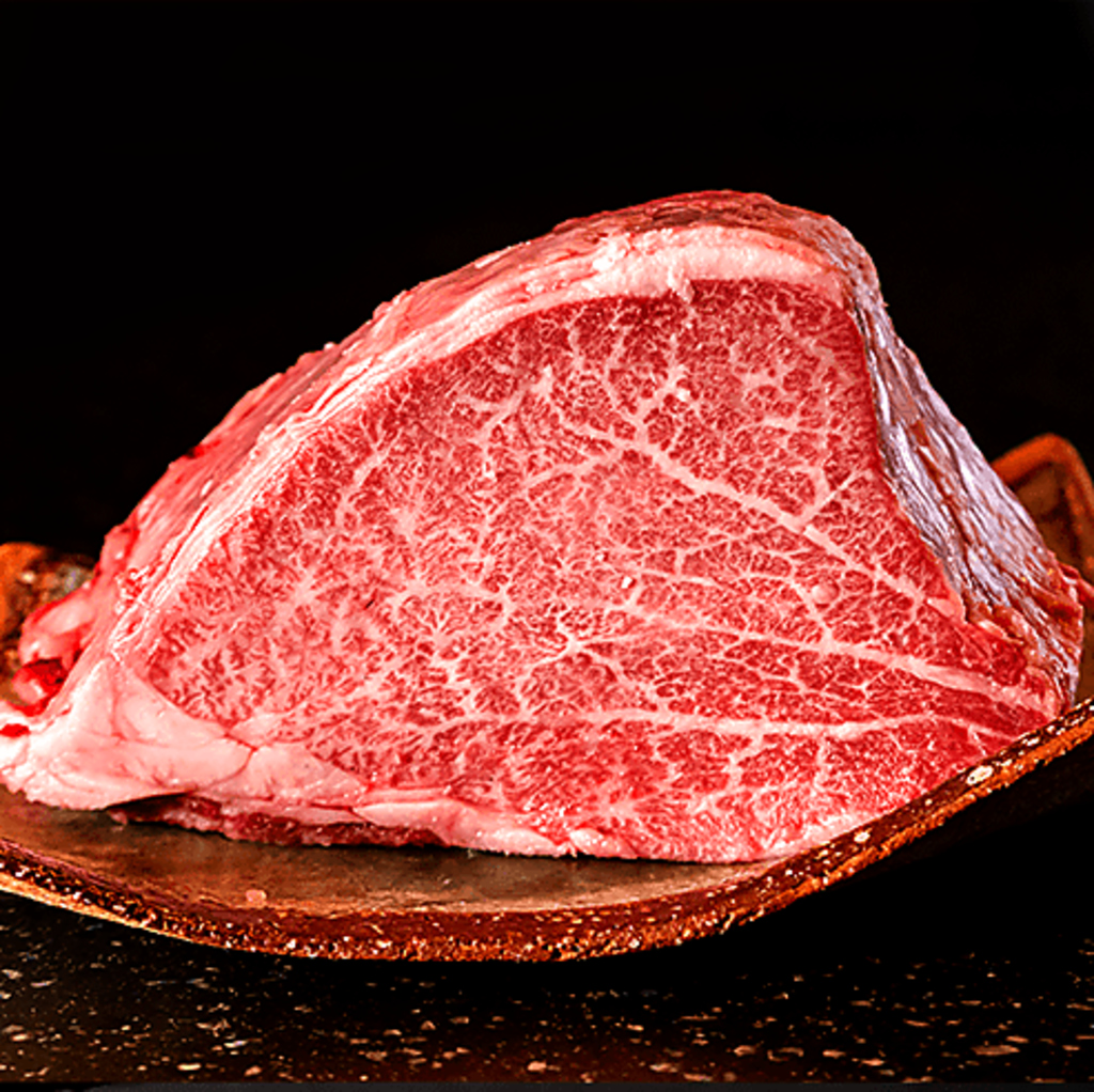 肉は全国の生産者から直接厳選して取り寄せる和牛の数々。職人による独自の調理・技法でご提供