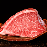 肉は全国の生産者から直接厳選して取り寄せる和牛の数々。職人による独自の調理・技法でご提供