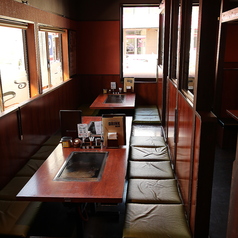 ゆったりくつろげる掘りごたつ席で、長時間でも快適に過ごせます。グループ利用や家族での食事にもおすすめの空間です。