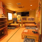 当店では、足を伸ばして心からリラックスしていただける和の情緒あふれる座敷のお席をご用意しております。あたたかい照明に包まれたプライベート感のある空間は、少人数でのプライベートなご会食から、大人数での賑やかなご宴会まで幅広いシーンに最適です。職人が腕を振るう自慢のお料理とお酒を囲んでお楽しみください。