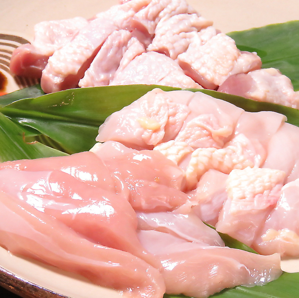 極上の毎日朝〆の地頭鶏を使用したもも焼き、鶏刺し、タタキなど自慢の逸品をご用意しています。