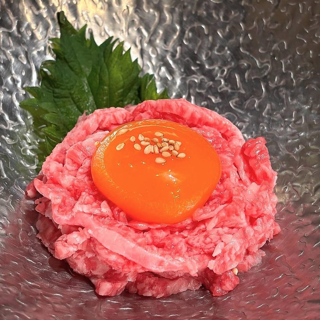 新鮮だから堪能できる「炙りユッケ」！