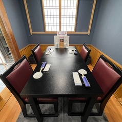 2名様までご利用いただけるコンパクトなお席を3席ご用意してます。落ち着いたテーブルに赤い椅子がお客様に安心感を与えます。また窓からの自然光が差し込み、明るさと温かみを感じられる居心地の良い場所です。デートはもちろん、友人や同僚とのカジュアルな食事に最適なお席です。