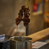 テーブル席を中心とし、会社の宴会や歓迎会、送別会などの団体利用にも最適です。店内は和を基調とした落ち着いた雰囲気で、プライベートな飲み会や女子会、デートなど、さまざまなシーンに対応可能です。駅から徒歩約2分というアクセスの良さも魅力の一つです。【高松 飲み放題 国産 焼鳥 焼き鳥 牛タン つくね】