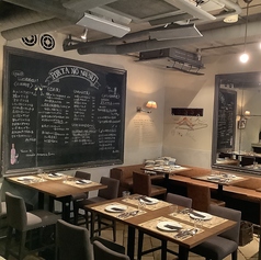 テーブルソファー席。テーブルのスペースを広めにとっていますので、大人数でも快適にお過ごしいただけます。飲み会や誕生日会など各種宴会におすすめです。