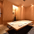掘りごたつ式の完全個室になっております。接待はもちろん、デートや会議にも。※消防法により天井の方は開いております。