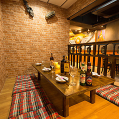 落ち着いた雰囲気の店内は暖かい灯りが特徴的な空間となっております！駅からのアクセスも良いので、友人との飲み会、会社の宴会など様々なご利用シーンに最適です！