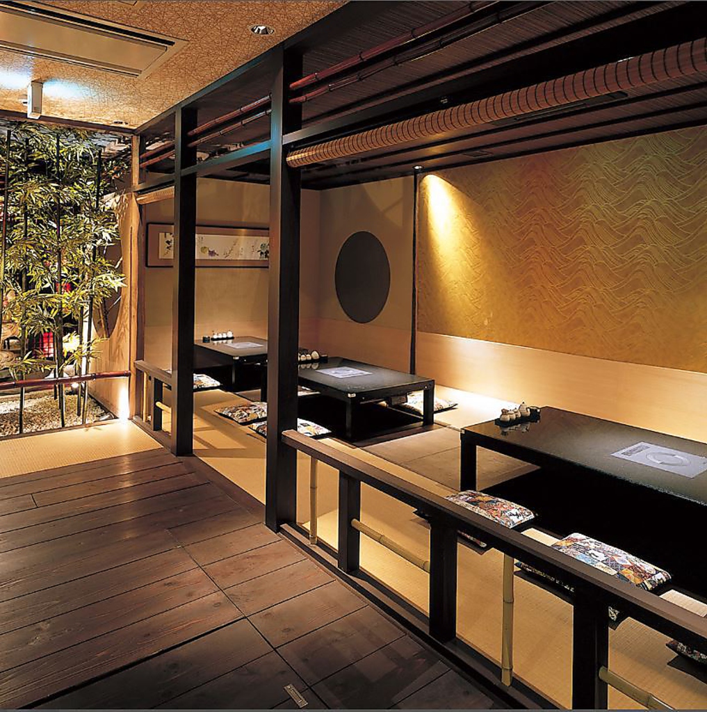 難波駅より徒歩一分なのに喧騒を忘れさせる落ち着いた佇まい。京町家風の空間は居心地も抜群です。